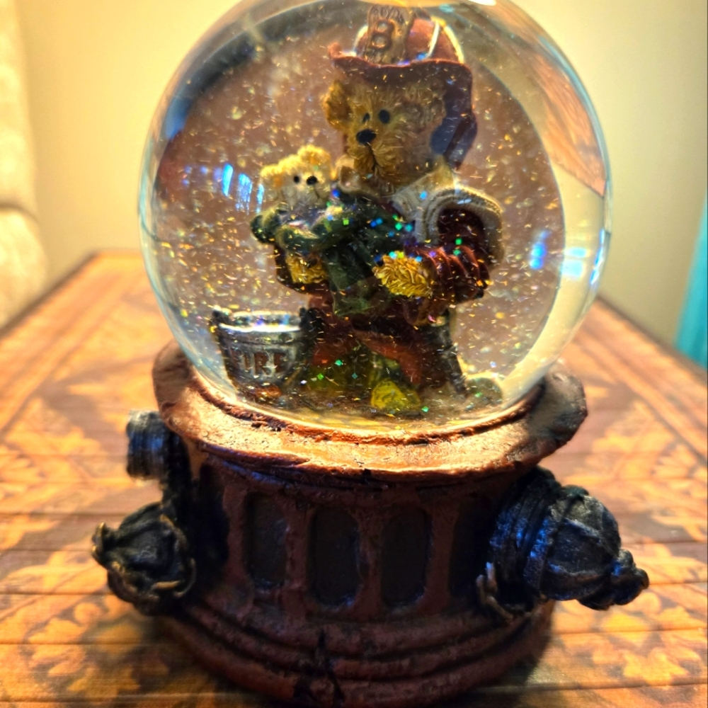 BOYDS BEARS " Elliot The Hero Fireman " Musical Snow Globe. GONNA FLY NOW. Nice